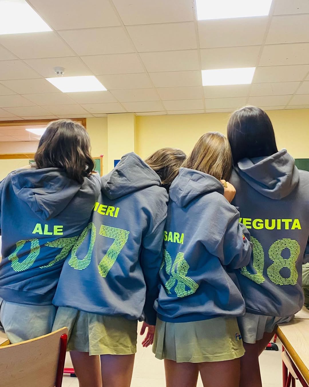 Grupo ded chicas de ies llevando sudadera de Grupo